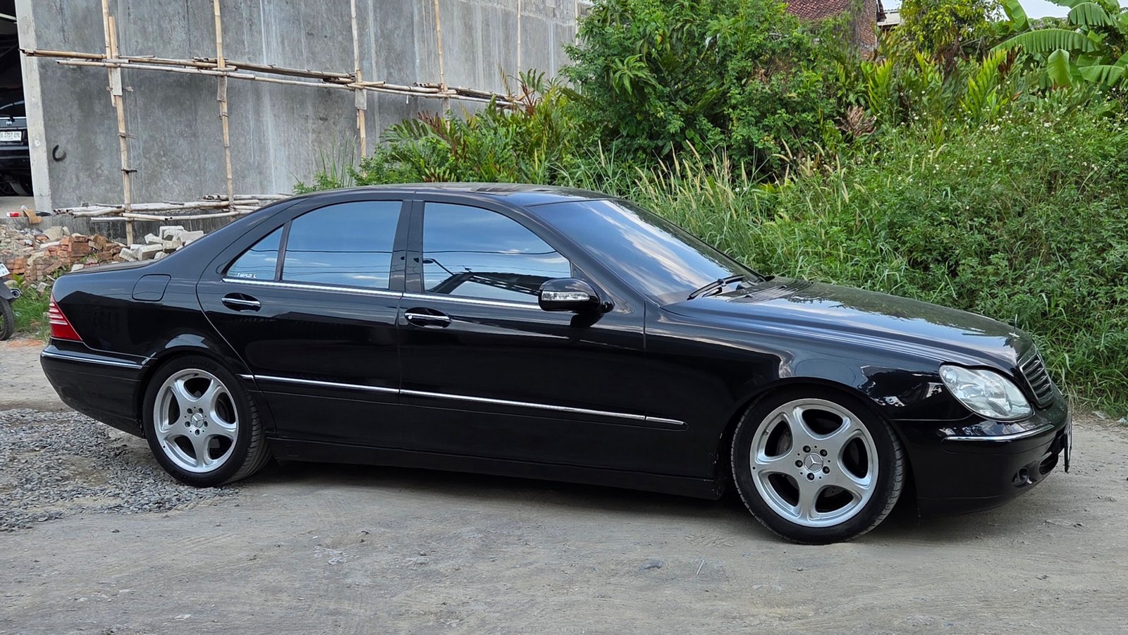 Mercedes-Benz W220 S280 hitam, tampak samping
